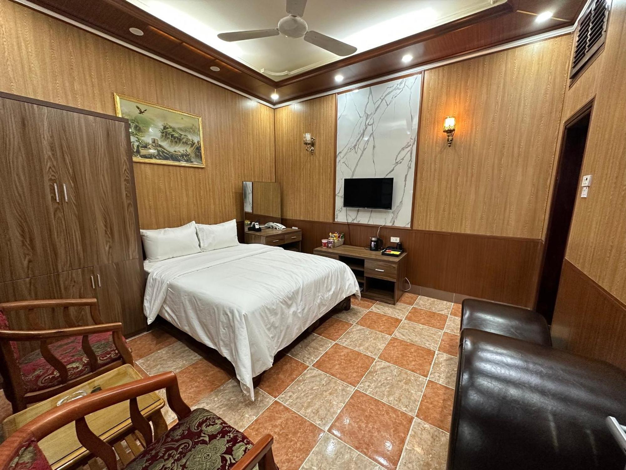 Nhat Tan Hotel — Photos 2